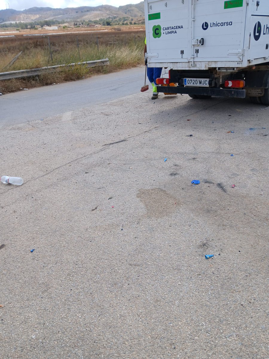 LHICARSA's tweet photo. Continuamos reforzando las labores de limpieza viaria en barrios y diputaciones de Cartagena 🧹✨

En esta ocasión, nuestro equipo ha actuado en Borricén, realizando trabajos de limpieza y mantenimiento para mejorar el estado de sus calles y espacios públicos.

Estas actuaciones forman parte del servicio diario que llevamos a cabo en distintas zonas del municipio, con el objetivo de mantener Cartagena más limpia y cuidada 💚

Seguimos trabajando barrio a barrio.
#CuidamosCartagena
