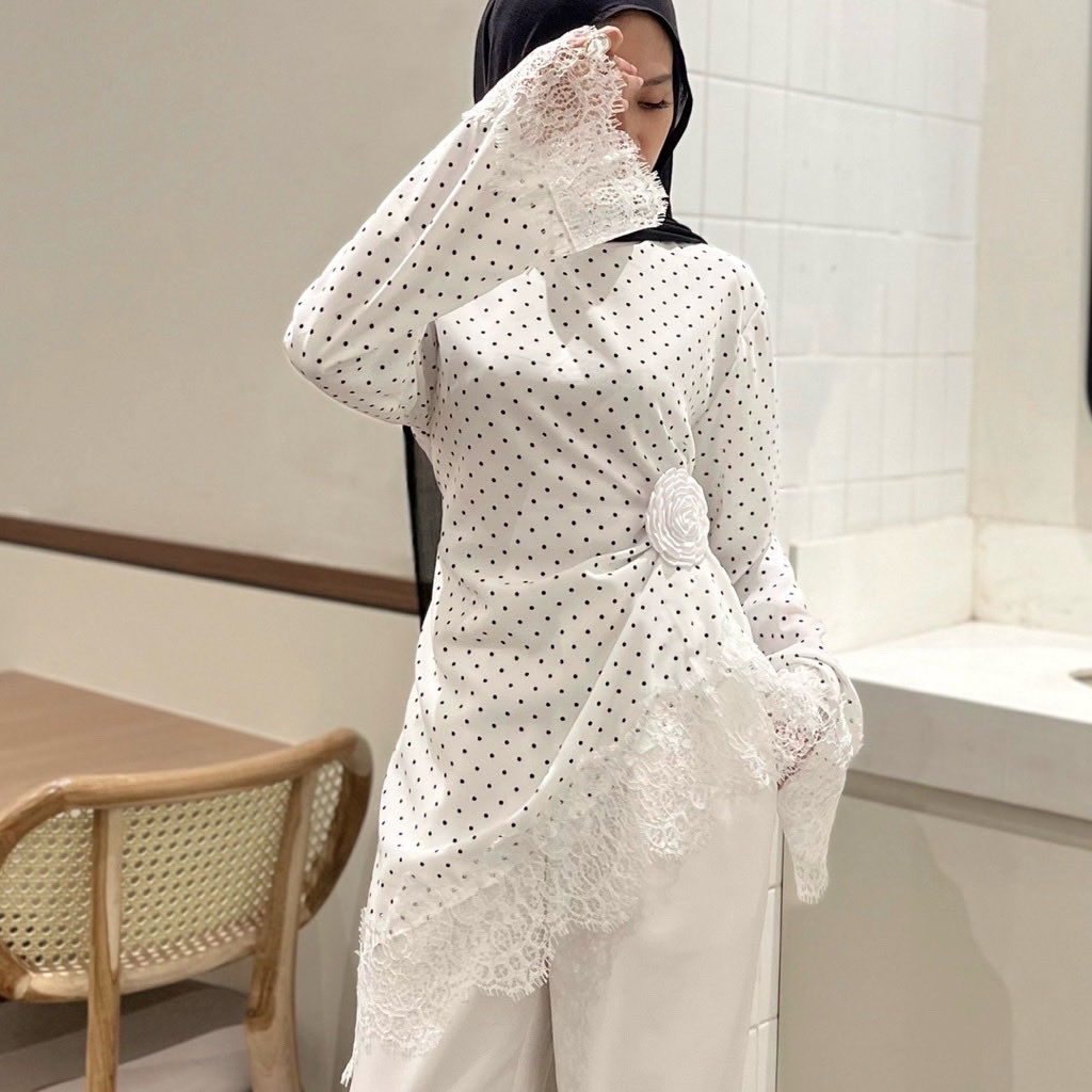 cheepinks's tweet photo. nemu polkadot top yang lace GEMES POL udh slim fit pula cocok buat mam cantik sm girls girl

https://t.co/OqUk22IAkm https://t.co/CbVnp2QZ55