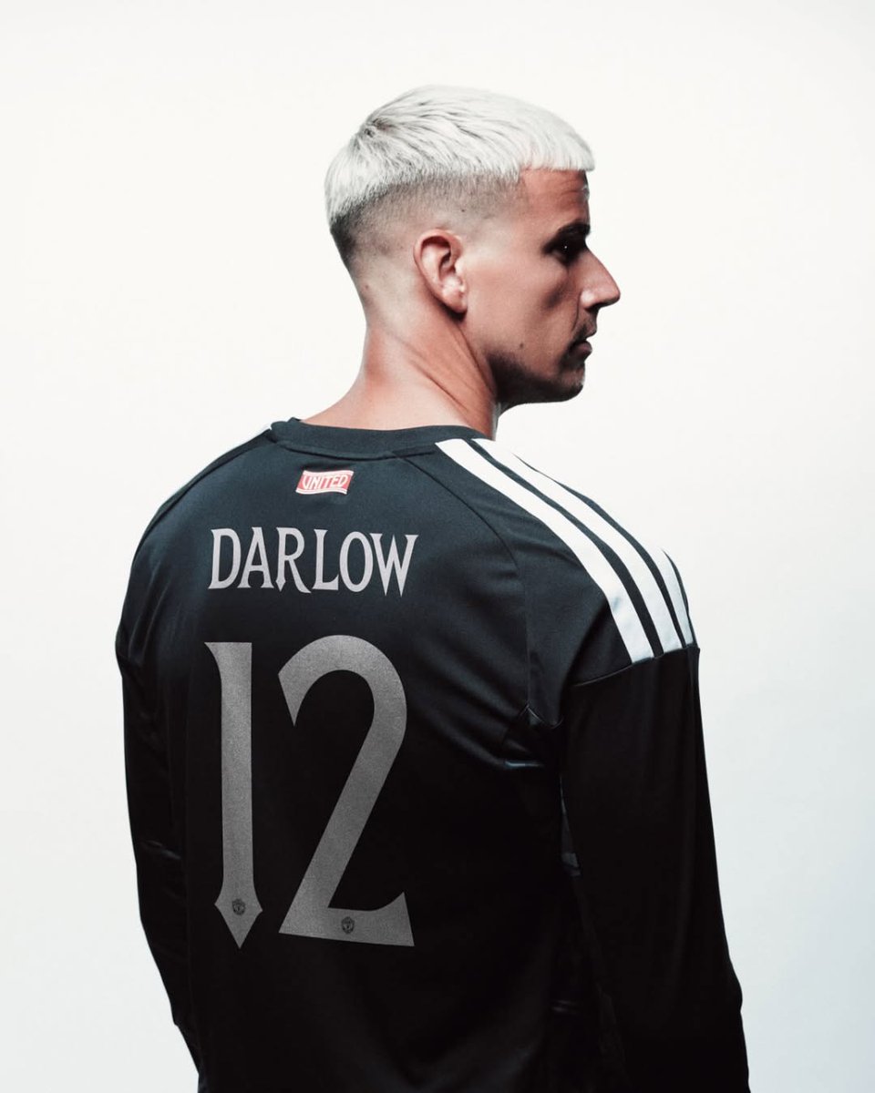 ManUtd_ID's tweet photo. 🆕🧤

@KarlDarlow akan memakai nomor 1️⃣2️⃣ di United 💪 https://t.co/yv4FXGEikl