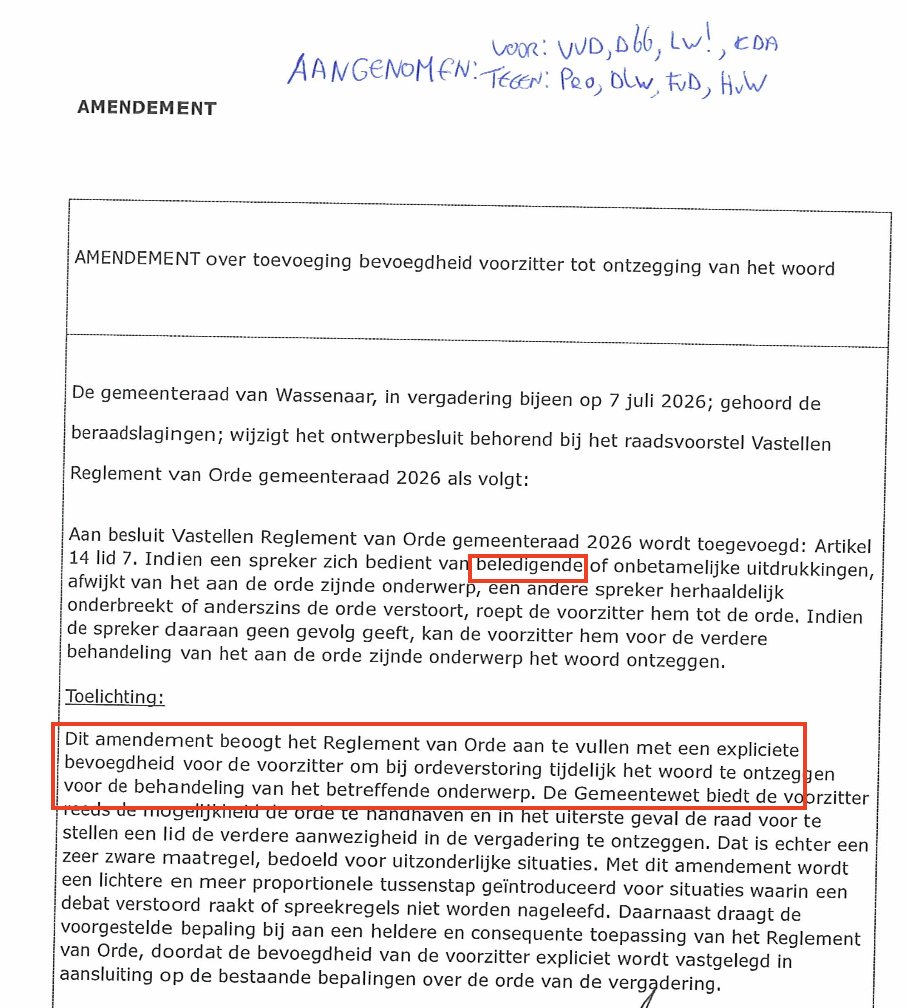 Djuggling's tweet photo. Burger Buitenspel

In navolging van Rotterdam en Amsterdam staat de gemeenteraad van Wassenaar inwoners niet langer toe tijdens de raadsvergadering in te spreken. 
Die eer hebben zij alleen nog tijdens commissie-vergaderingen, of tijdens een buiten de reguliere agenda geplande raadsvergadering.

Verder heeft de raad ingestemd met uitbreiden van de mogelijkheid voor de burgemeester om raadsleden en anderen een spreekverbod op te leggen. Wie beledigende termen gebruikt (zoals 'omvorming' of 'gelukszoeker', wellicht?) kan voor de verdere behandeling van het onderwerp het woord ontnomen worden.

Het stap voor stap afkalven van de democratie gebeurt door partijen die tijdens de verkiezingscampagne elkaar overschreeuwden met termen als 
"Voor en door Wassenaar!" 

Dat ze daarmee bedoelden dat we het uitsluitend aan de partijen moesten overlaten en de Wassenaarder zelf buitenspel zou worden gezet, wordt nu pas duidelijk.