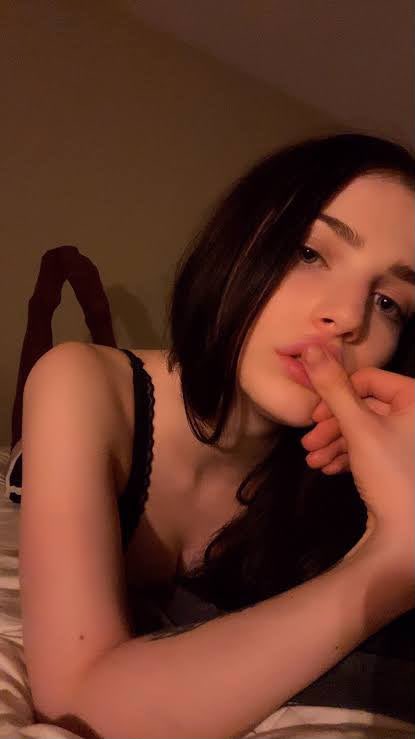 AliceSmith8zbe's tweet photo. @ElizabethA17479 @Sky93317732 Hallo Leute 😘, ich bin hier, um neue Freunde kennenzulernen. https://t.co/g39nIMJV1J
