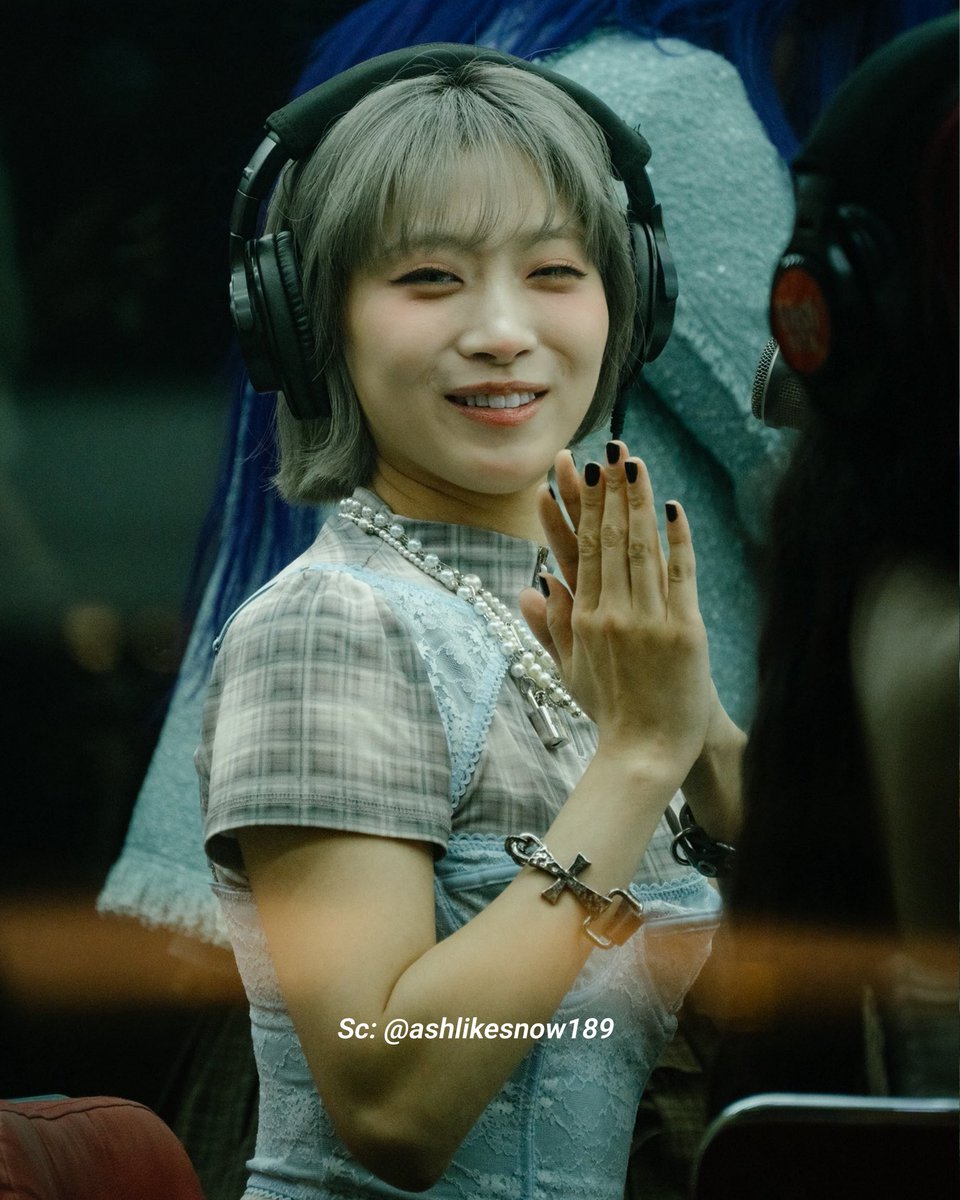 hanafans_id's tweet photo. Kalian kenal WISHBUS 107.5 kan? Yang artisnya streaming live di dalam bus, dan fans bisa liat langsung dari luar? Nah, ini foto-foto HANA yang dijepret langsung sama HONEYS, jaraknya deket banget sampe bikin mimin iri sendiri 😭❤️

Sc: @KomariRino4ALS https://t.co/Qclm0kHMvT