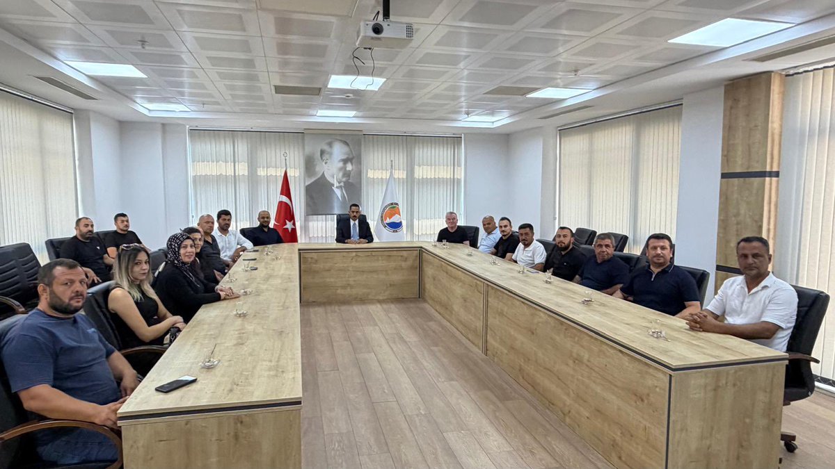 Akpartifinike's tweet photo. İlçe Başkanımız Hakan Bayar ve yönetim kurulu üyelerimiz ilçemize yeni atanan Kaymakamımız Sayın Mehmet Soylu’yu makamında ziyaret ederek hayırlı olsun dileklerini iletti. Ziyaret kapsamında, birlik beraberliğimizin sembolü niteliğindeki tabloyu Sayın Kaymakamımıza hediye edildi. https://t.co/O80ljnZLOF