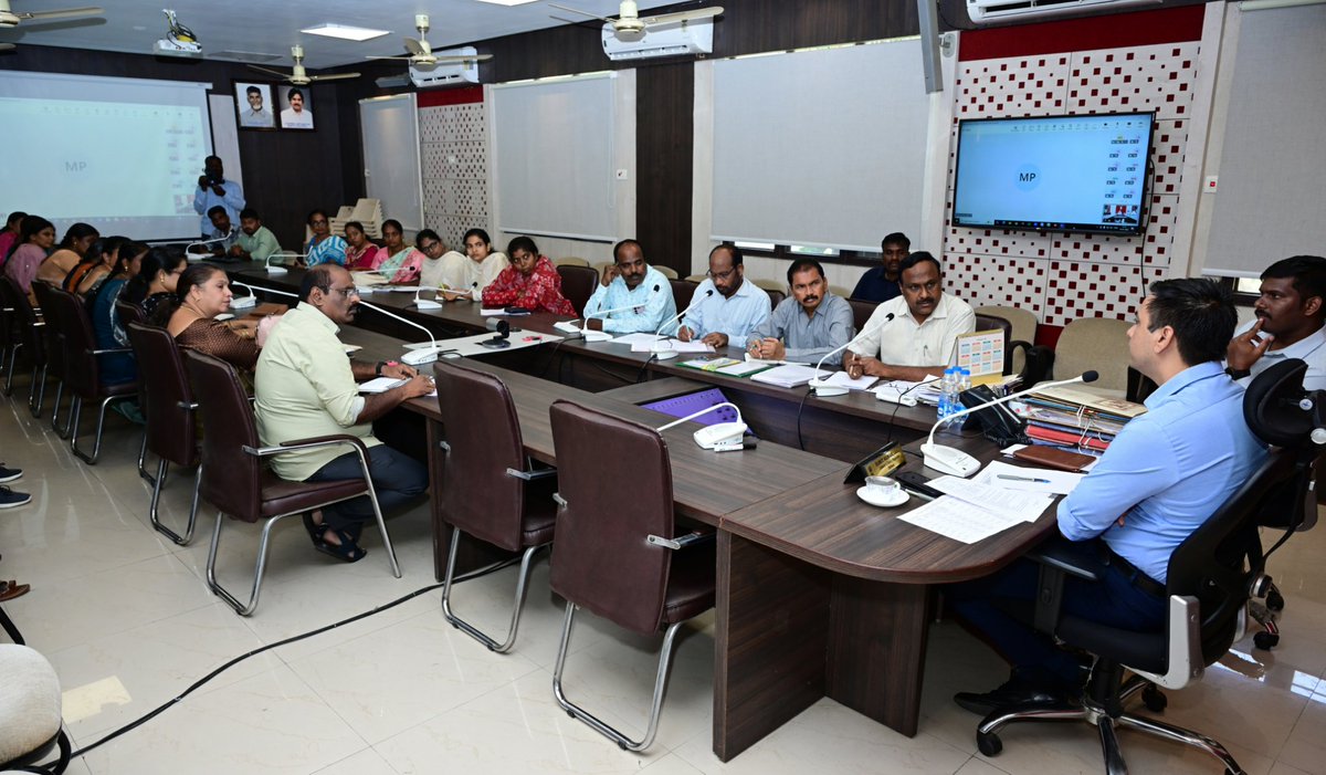 COLLECTORCTR25's tweet photo. అర్హులైన ప్రతి మామిడి రైతుకు సబ్సిడీ అందేలా చర్యలు తీసుకోవాలి – జిల్లా కలెక్టర్ సుమిత్ కుమార్
చిత్తూరు, జూలై 14: కలెక్టరేట్ సమావేశ మందిరంలో వ్యవసాయ, ఉద్యానవన, మార్కెటింగ్ శాఖ అధికారులతో నిర్వహించిన సమీక్షలో జిల్లా కలెక్టర్ సుమిత్ కుమార్, ఐఏఎస్ మామిడి పంట సాగు చేసిన ప్రతి రైతు వివరాలను క్షేత్రస్థాయిలో పరిశీలించి అర్హులైన వారందరికీ ప్రభుత్వ సబ్సిడీ అందేలా చర్యలు తీసుకోవాలని ఆదేశించారు.
ఈ-క్రాప్ నమోదుతో పాటు భౌతిక పరిశీలన నిర్వహించి అర్హులను గుర్తించాలని, ఒక్క రైతు కూడా ప్రభుత్వ సహాయానికి దూరం కాకుండా చూడాలని సూచించారు. అలాగే ప్రకృతి వ్యవసాయంపై రైతులకు అవగాహన కల్పించడంతో పాటు ఎరువుల కొరత లేకుండా చర్యలు చేపట్టాలని అధికారులను ఆదేశించారు.