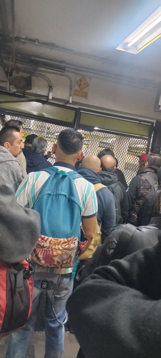 RaulSanchezRa11's tweet photo. No es posible que más de 30 min esperando a que abran el metro de indios.
Qué asco de servicio.
Los policías prepotentes qué no dan información.
@MetroCDMX https://t.co/CX9rSvPHbL