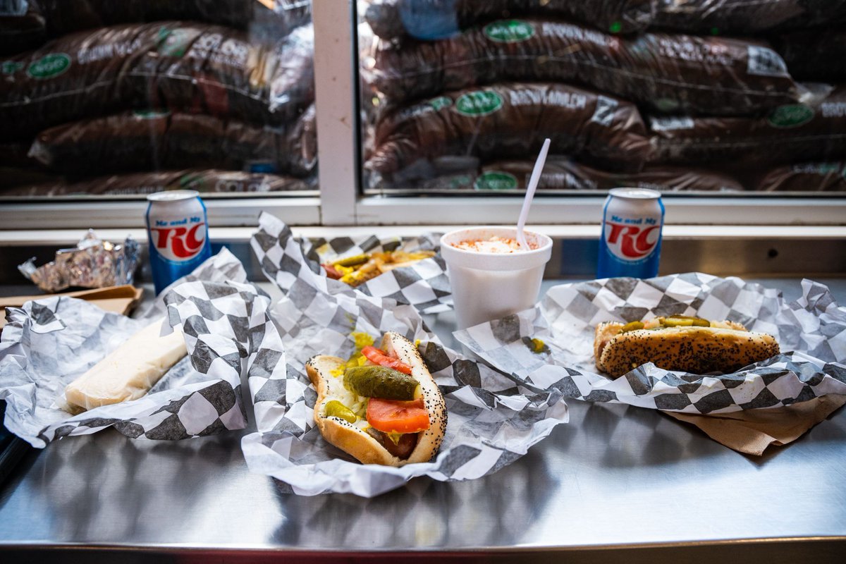 BlockClubCHI's tweet photo. Are Home Depot dogs "the most Chicago thing ever"? Fixin’ Franks fans say yes. 🌭 
https://t.co/dOS0mOPRNi https://t.co/97l7edf0rk
