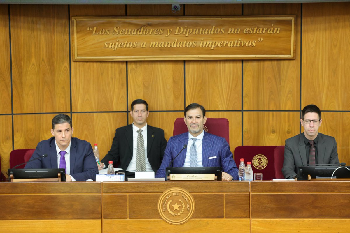 SenadoresPy's tweet photo. Presidida por el senador @BetoOvelarANR, se reúne de manera presencial y virtual la Comisión de Hacienda y Presupuesto. Comparece ante el Pleno de la instancia legislativa @OscarOrue, director nacional @DNITpy

📍 Sala de sesiones del #SenadoPy, 3er piso. https://t.co/ebmycydbWP