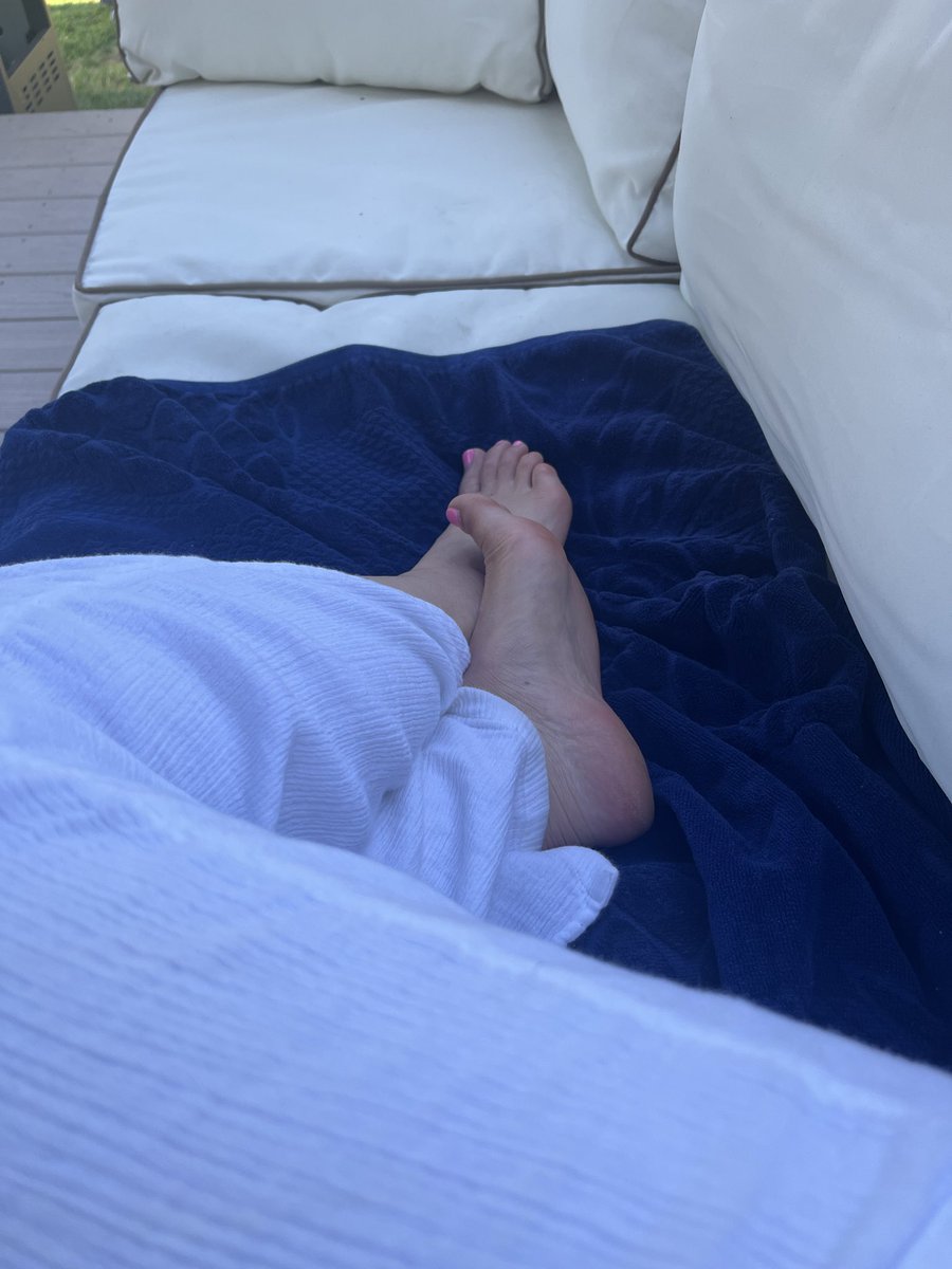 EvaFeet35's tweet photo. Gorgeous summer day #tinyfeet https://t.co/jVNZaqYenN