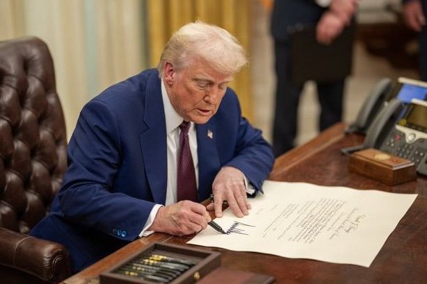 RawPeace_Monica's tweet photo. Give me a thumbs up 👍, if you approve of Donald Trump's job as President of the United States of America! https://t.co/x1cdK7j7Qy