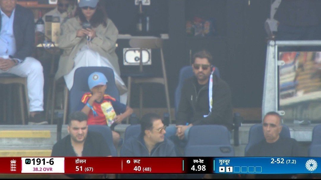 Unknown_9205's tweet photo. See who has come today 😍

#INDvsENG https://t.co/j5zhhH1bQS