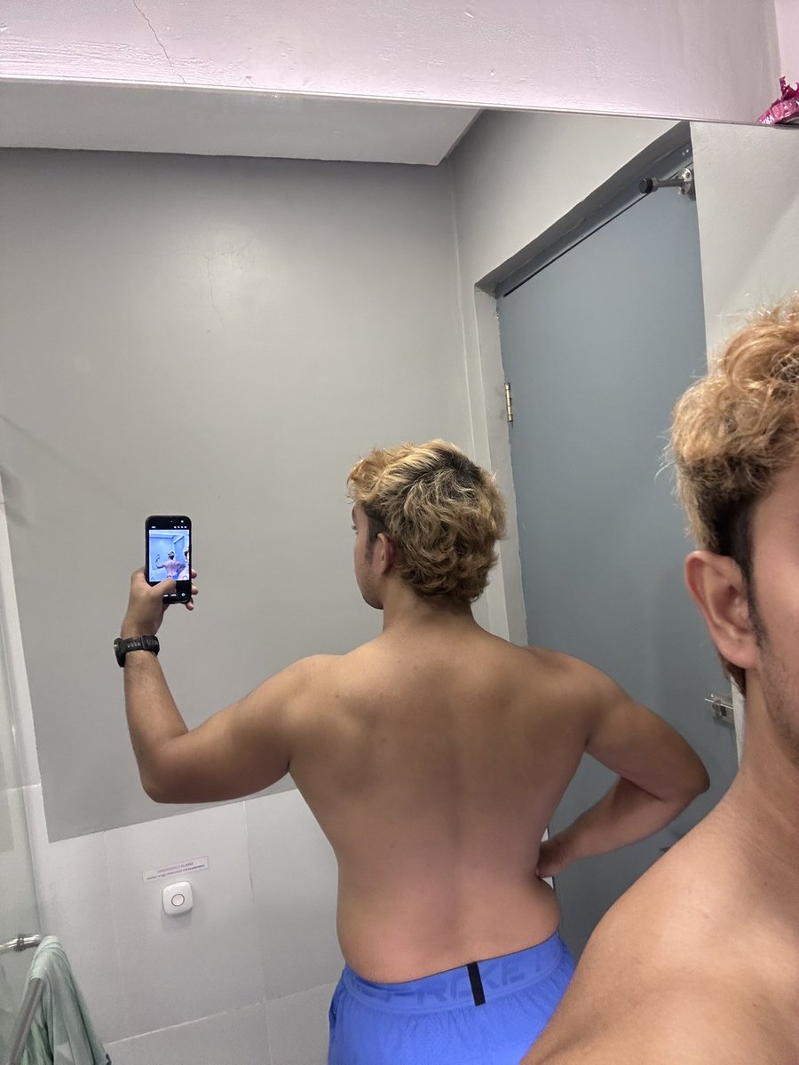 buckingina's tweet photo. Squeezed love handles :P https://t.co/t0oGEA2jOB