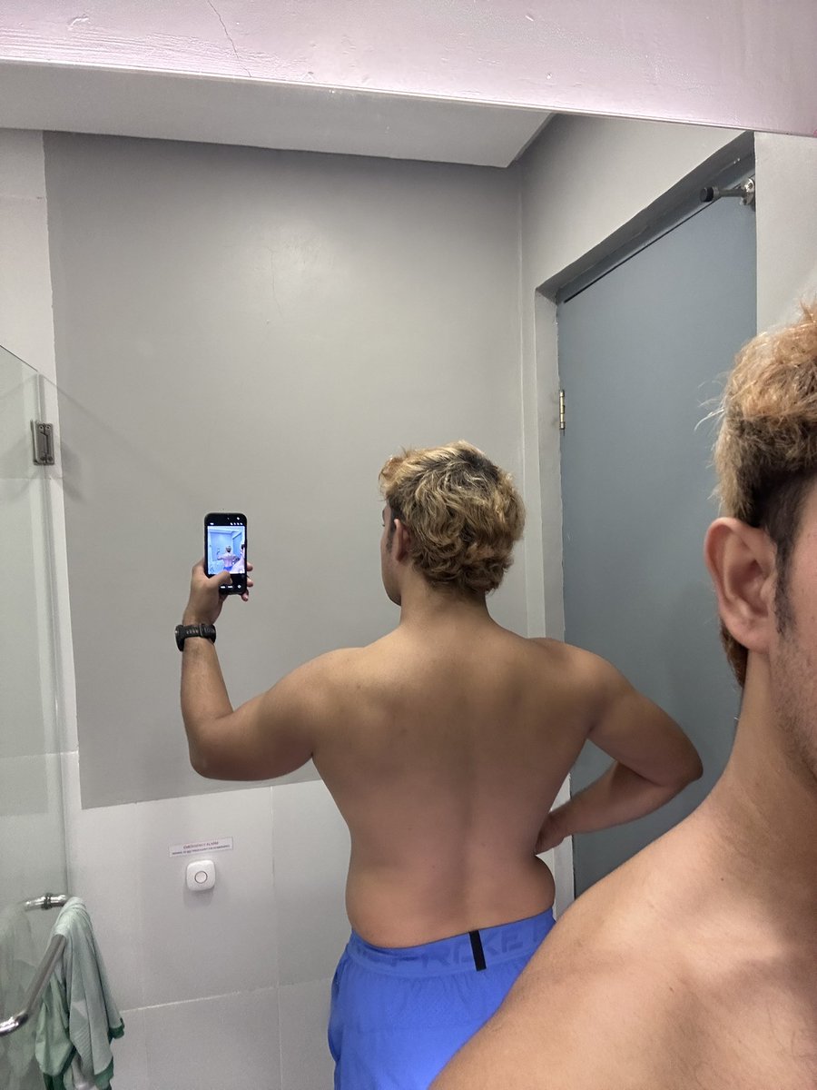 buckingina's tweet photo. Squeezed love handles :P https://t.co/t0oGEA2jOB