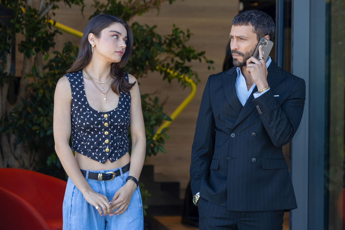 TvDunyasii's tweet photo. #MuhtemelAşk 5. Bölüm Özeti ve Kareleri:

Kadir'in geçmişinden taşan büyük sır, yalnızca Emindağ ailesini değil, Defne ile Kadir'in filizlenen aşkını da derinden sarsar. 

Vicdanıyla kalbi arasında sıkışan Defne, geri dönüşü olmayan bir yolun eşiğine gelirken, Tolga herkesi şaşırtacak yeni bir hamle için düğmeye basar. 

Aşkın, sırların ve hesaplaşmaların iç içe geçtiği bu bölümde yaşanacak sürpriz gelişmeler, hiçbir şeyin artık eskisi gibi olmayacağını gözler önüne serecektir.