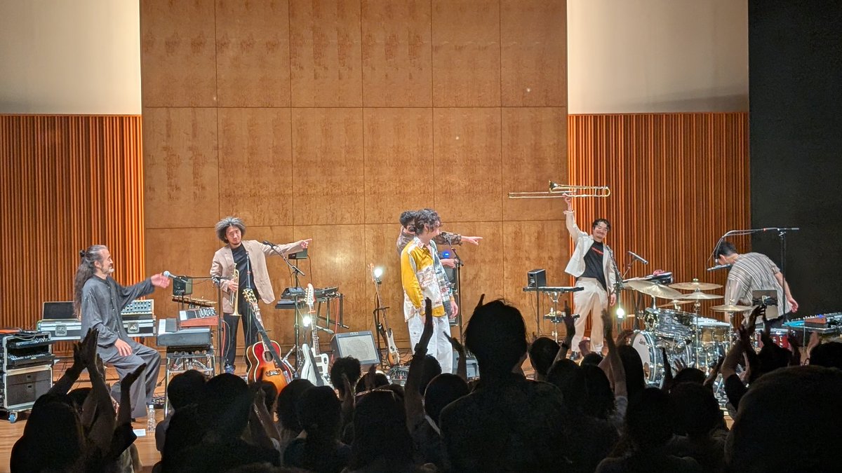 rococo655_'s tweet photo. 今年3回目のROTH BART BARONのライブ。
比較的ミニマルな前半から祝祭感溢れる後半まで、あっという間の2時間でした。
X-MASがとてもロマンチックで良かった。
珍しくTシャツを買って、サインして貰った！ https://t.co/QOpdnmd2Gn