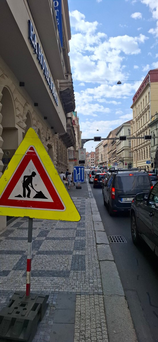 CernochMates's tweet photo. @buzek22 @zdislavapokorna @buzek22 Tady prosím foto značení hned u onoho pruhu - pro případ, že byste z videa neviděl ty přelepené šipky na stálé značce, pane všeználek https://t.co/mrwy3IRts3