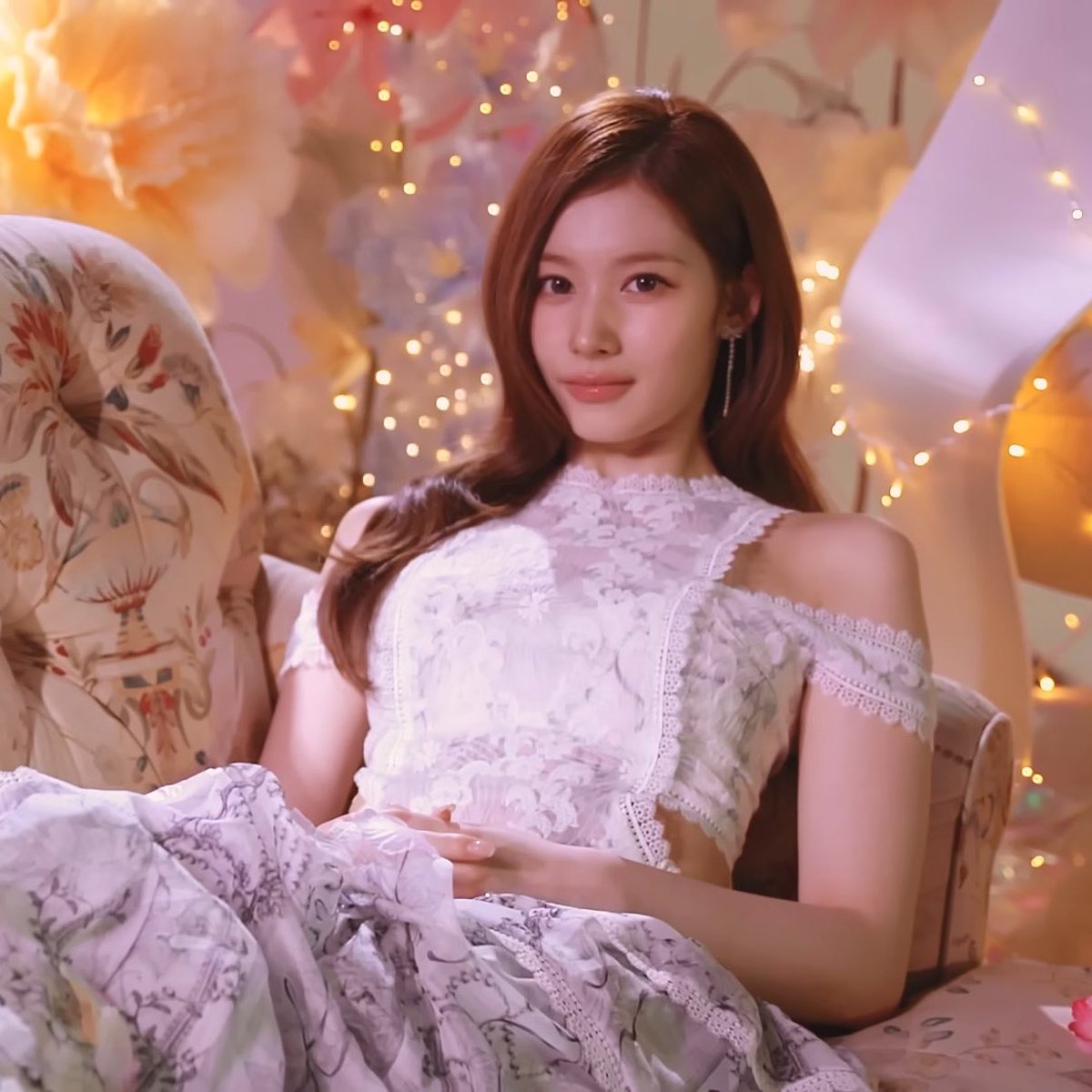 sanadorabel's tweet photo. the fridge interview team patiently waiting for sana to finished the world tour, that’s so sweet they love sana so much 😭

oh so she left the tag heuer event early for her fridge interview schedule https://t.co/lvH9QB4SMT