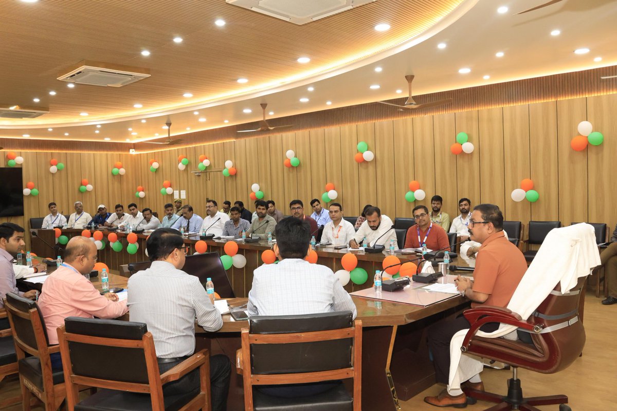 dmbareilly's tweet photo. आज कलेक्ट्रेट सभागार में मुख्यमंत्री युवा उद्यमी विकास अभियान योजना की प्रगति एवं क्रियान्वयन की समीक्षा बैठक आयोजित कर संबंधित अधिकारियों के साथ विस्तृत समीक्षा की गई। बैठक में योजना के प्रभावी संचालन, पात्र लाभार्थियों के चयन, ऋण स्वीकृति एवं वितरण, समयबद्ध लक्ष्य पूर्ति तथा लंबित प्रकरणों के शीघ्र निस्तारण के संबंध में आवश्यक निर्देश दिए गए। साथ ही योजना का लाभ अधिक से अधिक पात्र युवाओं तक पहुँचाने हेतु सभी संबंधित विभागों को समन्वित एवं गुणवत्तापूर्ण कार्यवाही सुनिश्चित करने के निर्देश प्रदान किए गए।