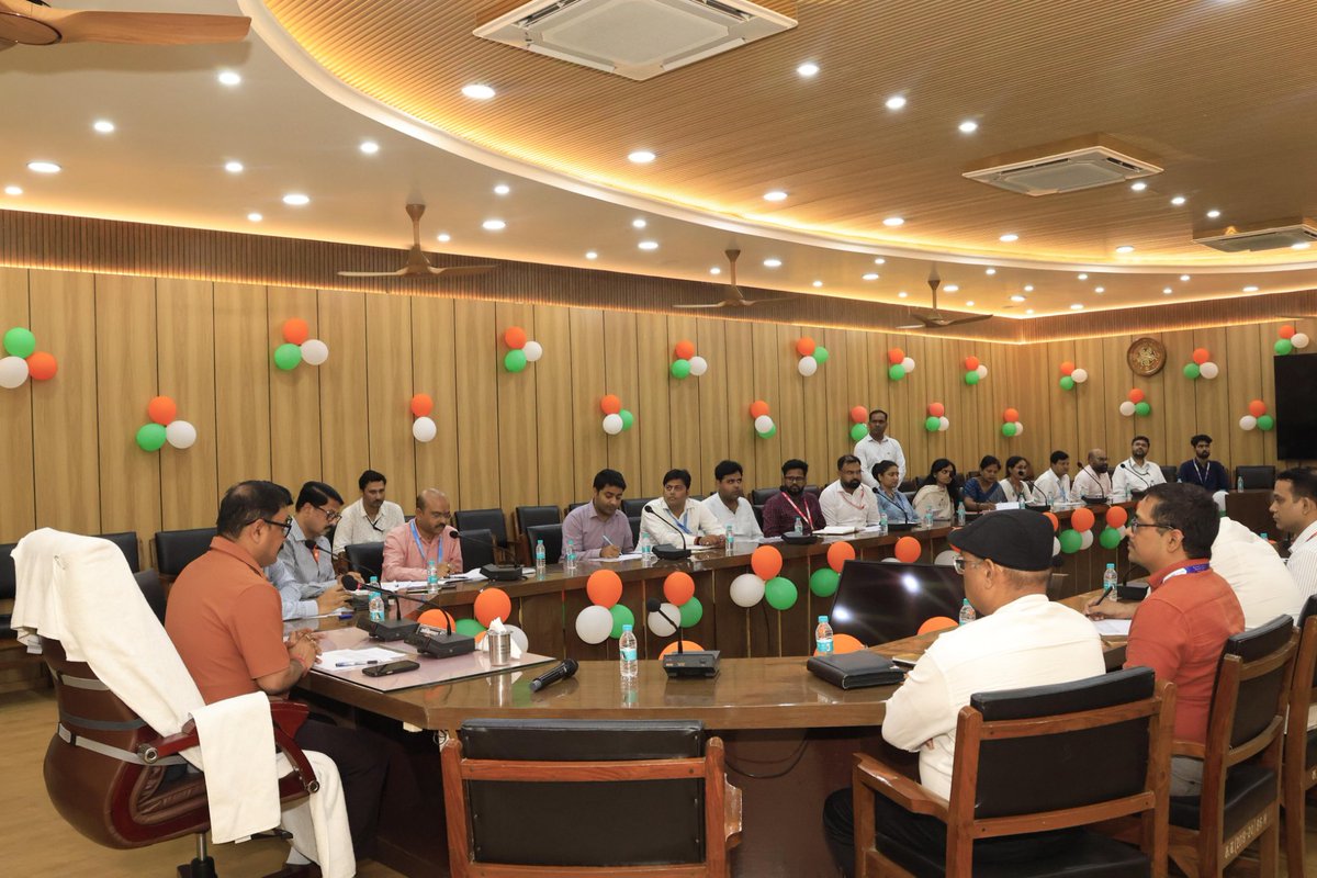 dmbareilly's tweet photo. आज कलेक्ट्रेट सभागार में मुख्यमंत्री युवा उद्यमी विकास अभियान योजना की प्रगति एवं क्रियान्वयन की समीक्षा बैठक आयोजित कर संबंधित अधिकारियों के साथ विस्तृत समीक्षा की गई। बैठक में योजना के प्रभावी संचालन, पात्र लाभार्थियों के चयन, ऋण स्वीकृति एवं वितरण, समयबद्ध लक्ष्य पूर्ति तथा लंबित प्रकरणों के शीघ्र निस्तारण के संबंध में आवश्यक निर्देश दिए गए। साथ ही योजना का लाभ अधिक से अधिक पात्र युवाओं तक पहुँचाने हेतु सभी संबंधित विभागों को समन्वित एवं गुणवत्तापूर्ण कार्यवाही सुनिश्चित करने के निर्देश प्रदान किए गए।