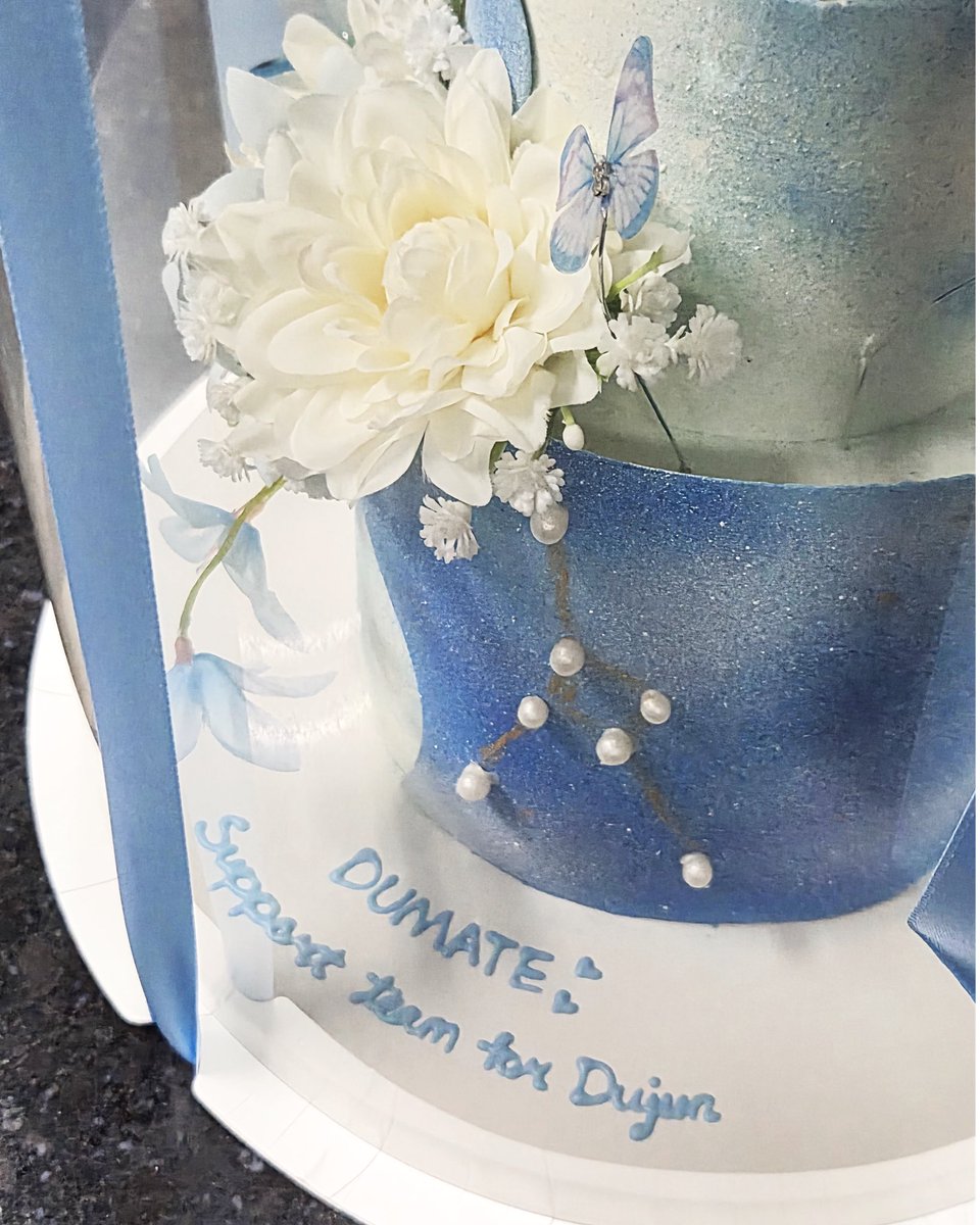 dumate0704's tweet photo. 26년 두준이 생일 기념 서포트 완료하였습니다💙
두준이 스타일의 셔츠, 선글라스와 꽃과, 케이크까지💙
두준이가 정말 행복했으면 좋겠어요! 

두준아 사랑해💙 https://t.co/lzejeIxVqz