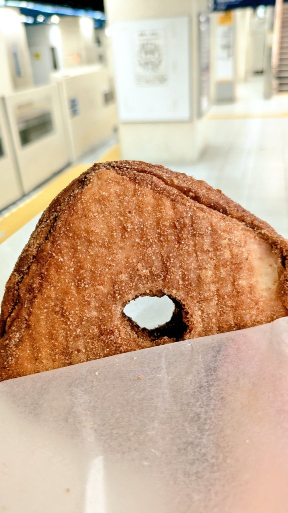 mw5959's tweet photo. #メシテロ
新宿駅
バカデカ
バカドーナツ
油と砂糖=バカの味
疲労した頭と体に最＆高 https://t.co/oEN27pxm2H