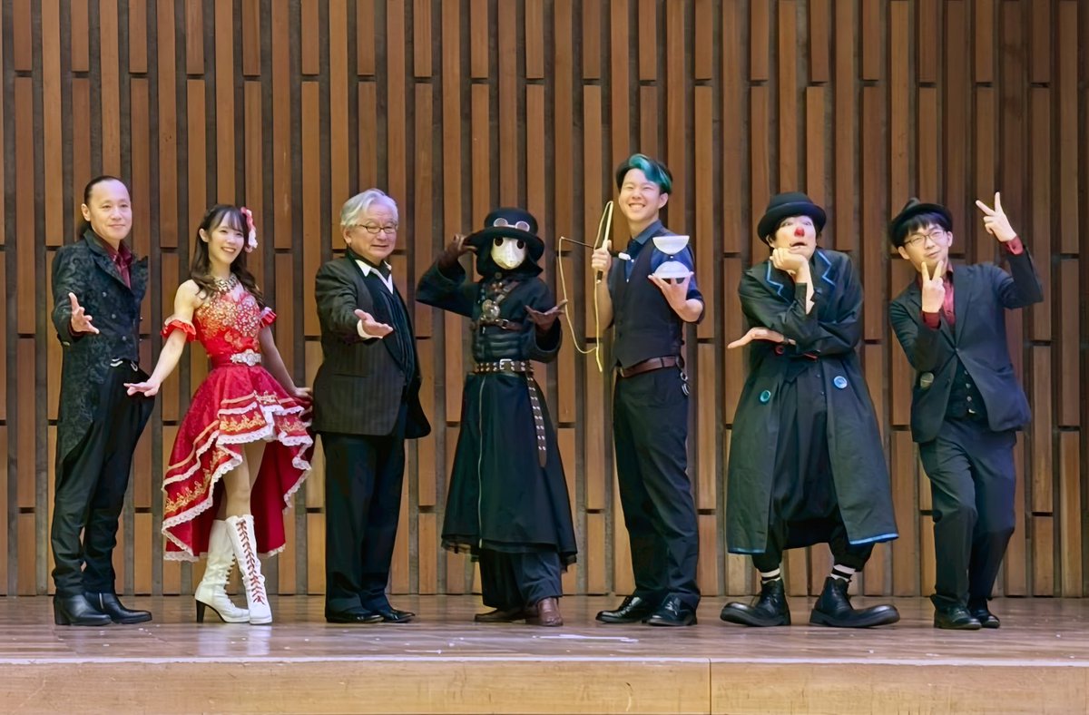 PESTRiCA's tweet photo. 茨城大学 マジックサークル"#アンビシャス"
&amp; 大道芸サークル"#スウェット組合"の交流会で
ステージショーに出演させていただいた際のゲスト集合写真をいただきました。豪華〜！

その他の交流時間は基本的にエイトリングを教えたり教えられたりしておりました。2日間濃くて楽しかったです🪄🤹 https://t.co/eRv0XVNbKL