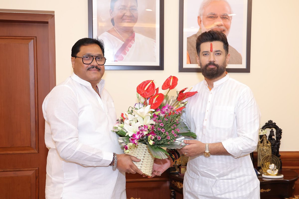 LJP4India's tweet photo. आज नई दिल्ली के पंचशील भवन में प्रदेश महासचिव,बिहार श्री पंकज पांडे उर्फ लोहा पाण्डेय जी ने राष्ट्रीय अध्यक्ष सह केंद्रीय मंत्री आदरणीय श्री @iChiragPaswan जी से मुलाकात की। https://t.co/K8TvLzgZlC