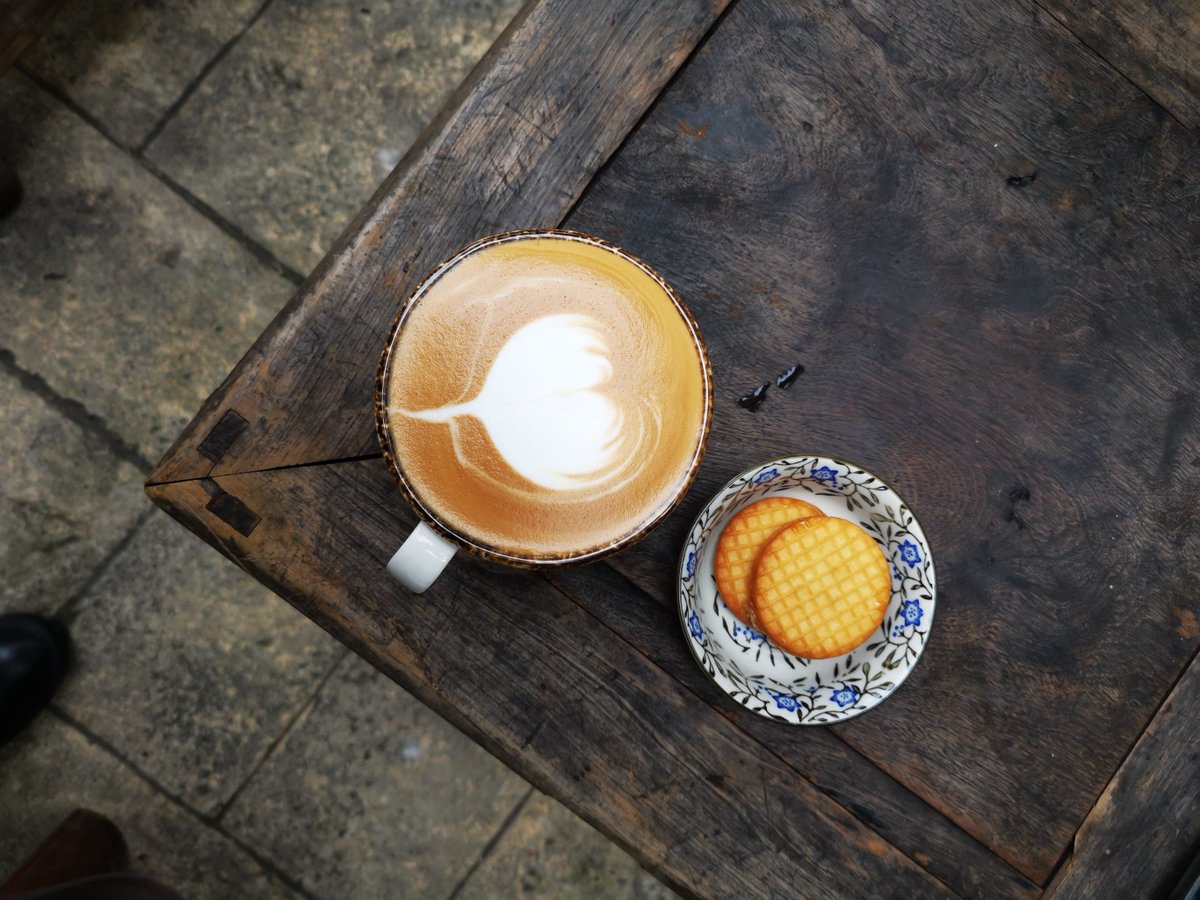 rmsldi's tweet photo. Hey, just grabbed your favorite iced latte from that new shop around the corner! Save you a sip if you’re free in 10 mins https://t.co/STxOC0vRLc