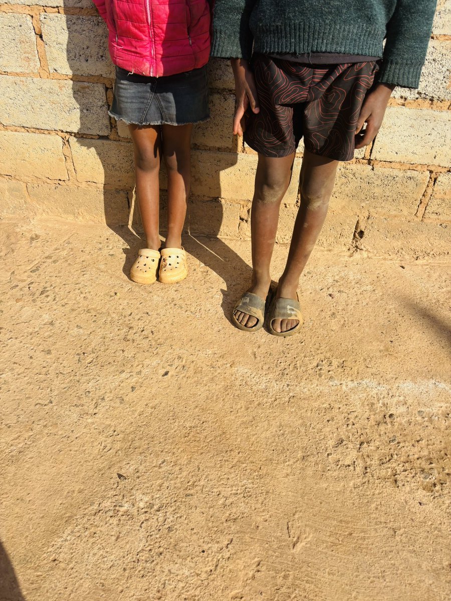 ladyhuneybee's tweet photo. I’m appealing to anyone who can help. 
👧🏽 Girl (9): Clothes size 7–8 | Shoes size 10
👦🏽 Boy (10): Clothes size 9–10 | Shoes size 1
They are being raised by their grandmother . If you have clothes or shoes your children have outgrown, please consider donating.  Based in Lenasia https://t.co/Bq8PA77wi8