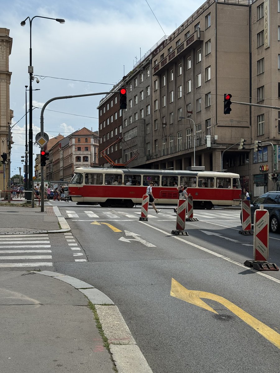 bartkovskym's tweet photo. Nedalo mi to a protože to nemám daleko, tak jsem se teď zašel podívat. Jen NAPROSTEJ IDIOT nepochopí, že tohle je odbočovák doleva a na konci na přechodu hodí blinkr vpravo, sešlápne pedál a pustí to do křižovatky šikmo. Pardon, ale jinej termín pro to nemám. Pokud to chápe a udělá, nemá mít řidičák. O čem se bavíme?