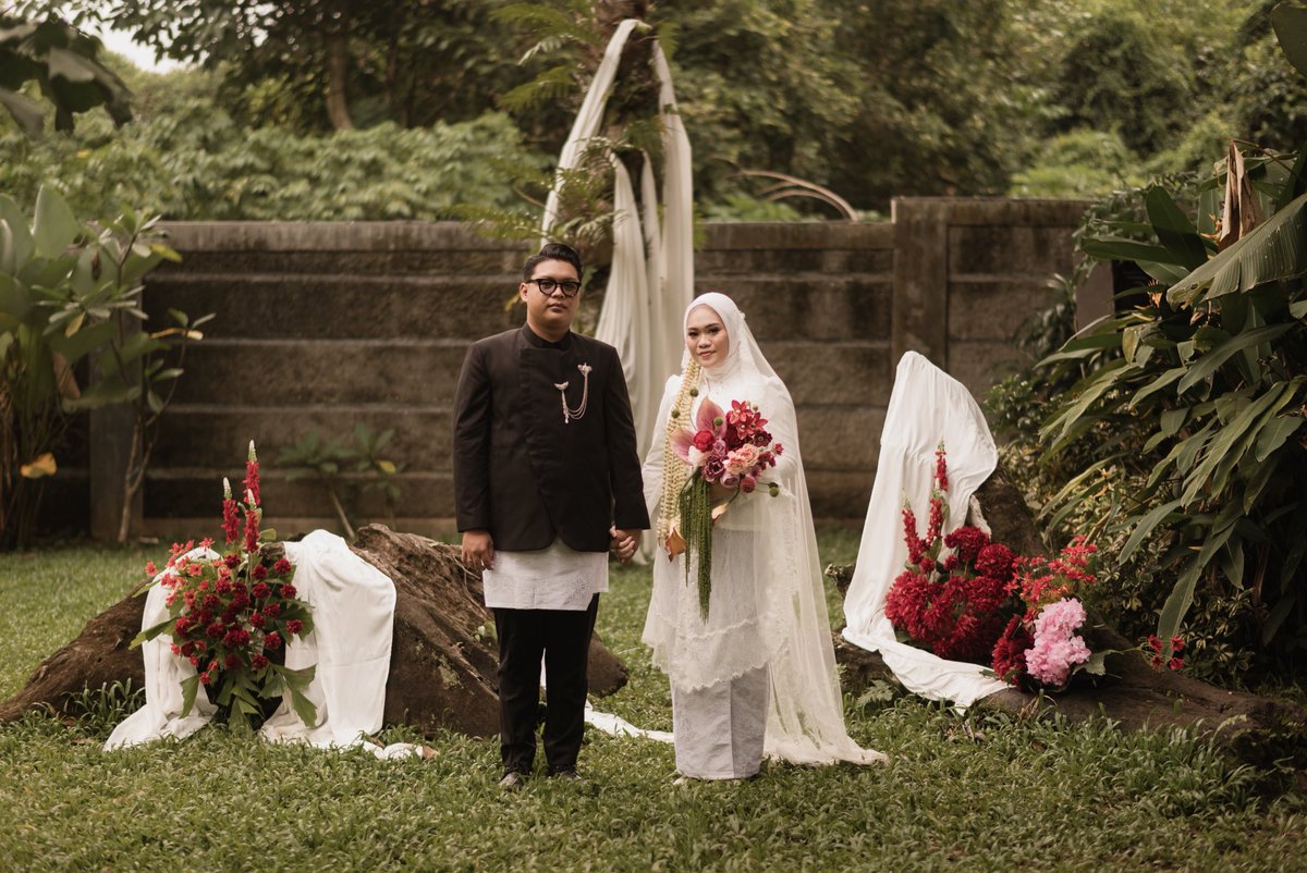 glowandchill's tweet photo. Ga nyesel attire nikahan aku + suami bikin sendiri &amp; hampir semua perintilannya beli di shopee aja. Bahkan seragam orang tua juga dari 🍊🤏🏼

Sesuai keinginan kami : wedding simple &amp; intimate 🤍 https://t.co/ijzVtnU6eq