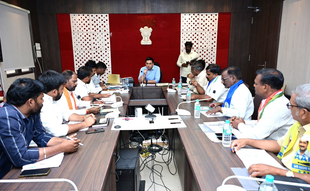 COLLECTORCTR25's tweet photo. జిల్లాలో 99.95 శాతం ఓటరు వివరాల డిజిటలైజేషన్ పూర్తి
– జిల్లా కలెక్టర్, జిల్లా ఎన్నికల అధికారి సుమిత్ కుమార్, ఐఏఎస్
చిత్తూరు, జూలై 14: కలెక్టరేట్ సమావేశ మందిరంలో గుర్తింపు పొందిన రాజకీయ పార్టీల ప్రతినిధులతో నిర్వహించిన ఎస్‌ఐఆర్ సమీక్ష సమావేశంలో జిల్లా కలెక్టర్ సుమిత్ కుమార్, ఐఏఎస్ మాట్లాడుతూ జిల్లాలో ఓటరు వివరాల డిజిటలైజేషన్ 99.95 శాతం పూర్తైందని తెలిపారు.
మొత్తం 13,40,126 మంది ఓటర్లలో 99.97 శాతం ఎన్యూమరేషన్ ఫారాల పంపిణీ పూర్తయిందని, 99.92 శాతం ఫారాలు డిజిటలైజ్ చేశామని చెప్పారు. జిల్లాలో 1,511 మంది బీఎల్ఓలు క్షేత్రస్థాయిలో పనిచేస్తున్నారని, జూలై 21న ముసాయిదా ఓటరు జాబితా విడుదల చేయనున్నట్లు తెలిపారు.
ఓటర్ల వివరాల్లో మార్పులు అవసరమైన వారు "బుక్ ఏ కాల్ విత్ బీఎల్ఓ" సేవను వినియోగించుకోవాలని సూచించారు.
సమావేశంలో జాయింట్ కలెక్టర్ ఆదర్శ్ రాజేంద్రన్, అసిస్టెంట్ కలెక్టర్ వెంకటేష్, డీఆర్ఓ కె. మోహన్ కుమార్, రాజకీయ పార్టీల ప్రతినిధులు, ఎన్నికల అధికారులు పాల్గొన్నారు.