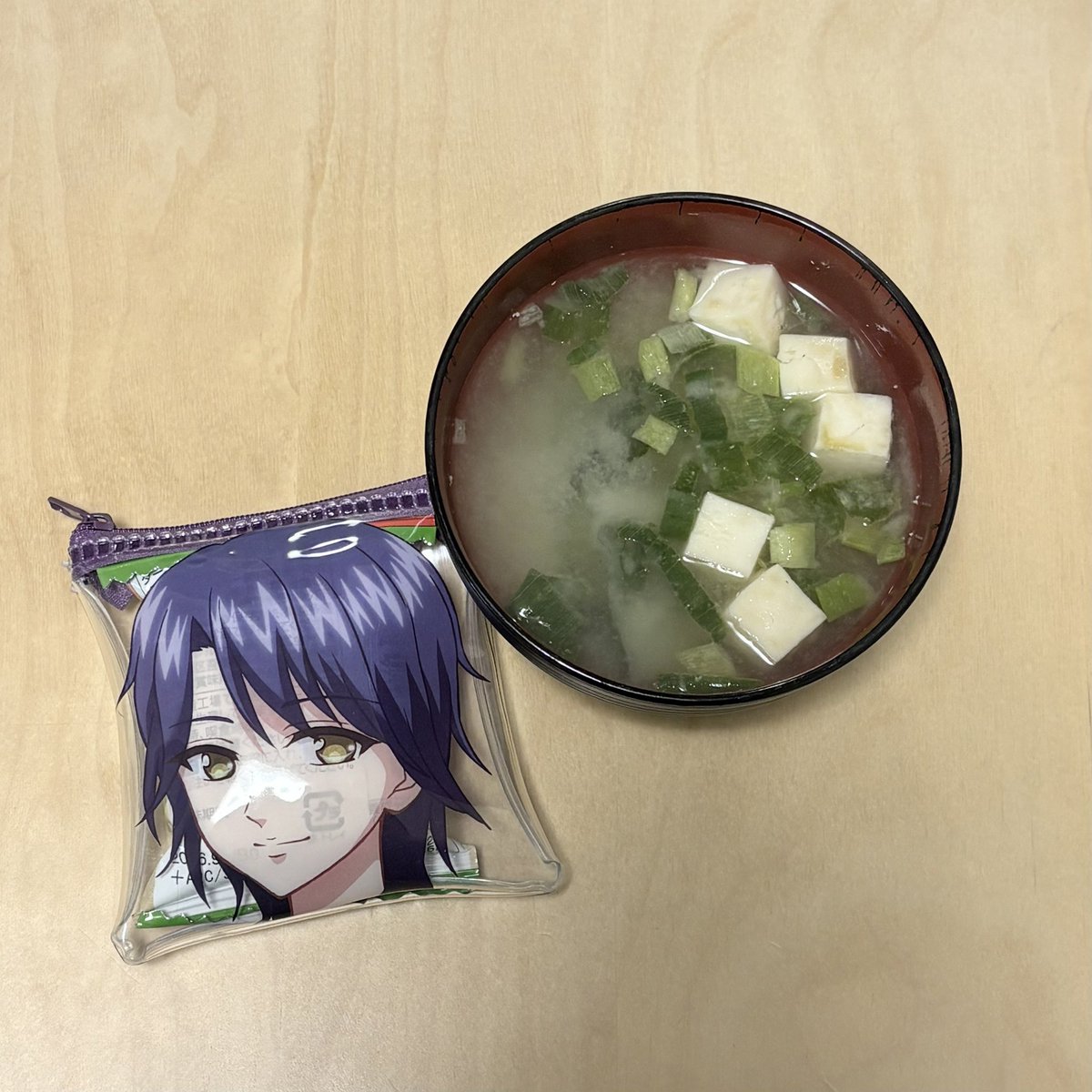 mhjrs's tweet photo. コヨイくんのお顔ポーチに入れるのに最も相応しいもの：インスタント味噌汁

どうしたのコヨイくん？…えっ！？薄い？？減塩味噌汁だった！？
大変！コヨイくんがヤミプリに行っちゃう！

こいつは何を言ってるんだ？と思ったそこのあなた🫵
今すぐ「DANPRI SPECIAL Blu-ray＆CD BOX」を予約しよう！ https://t.co/YHOf4CaLcw