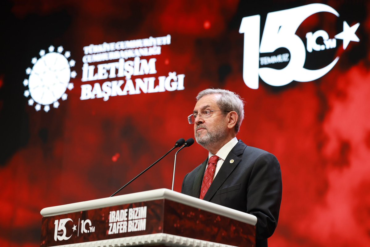 igiraysahin's tweet photo. Milli irademizin doğrudan hedef alındığı ve Sayın Cumhurbaşkanımızın liderliğinde milletimizin kahramanca direnişiyle bertaraf edilen hain darbe teşebbüsü olan 15 Temmuz’un 10. Yılında , 27. Meclis Başkanı Sayın İsmail Kahraman’ın ve Ankara Üniversitesi Rektörü Prof. Dr. Sayın Necdet Ünüvar’ın açış konuşmaları ile “15 Temmuz'un 10. Yılında: İrade Bizim, Zafer Bizim” başlıklı panelimizi gerçekleştirdik. 

Darbelerin kültür ve toplumsal yapı üzerindeki etkileri değerlendirilirken hafızalarda bıraktığı izleri değerli katılımcılarımız Sabah Gazetesi Ankara Temsilcisi Okan Müderrisoğlu, Ankara Üniversitesi Siyasal Bilgiler Fakültesi Öğretim Üyesi Doç. Dr. Ozan Zengin ile Ankara Üniversitesi Dil ve Tarih-Coğrafya Fakültesi Öğr. Üyesi Dr. Lemi Atalay moderatörlüğünde ele aldık. 

15 Temmuz'u unutmamak, unutturmamak ve o gece yazılan demokrasi destanını gelecek nesillere aktarmak, hepimizin ortak sorumluluğudur. 
Cumhurbaşkanlığı İletişim Başkanlığı olarak, 15 Temmuz hafızasını diri tutmayı, gelecek nesillere doğru aktarmayı en öncelikli görevlerimizden biri sayarak İletişim Başkanımız Prof. Dr. Sayın Burhanettin Duran’ın öncülüğünde 15 Temmuz ruhunu yansıtan miras niteliğinde kitaplarımızı kamuoyu ile buluşturduk, unutturmamaya devam edeceğiz.