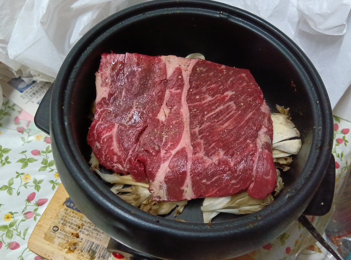 spa_mari's tweet photo. 十三のスーパーで購入してきた
牛ジャンボステーキ　肩ロース
で夕食🍽️
舞茸を敷いて https://t.co/fH05etpezs