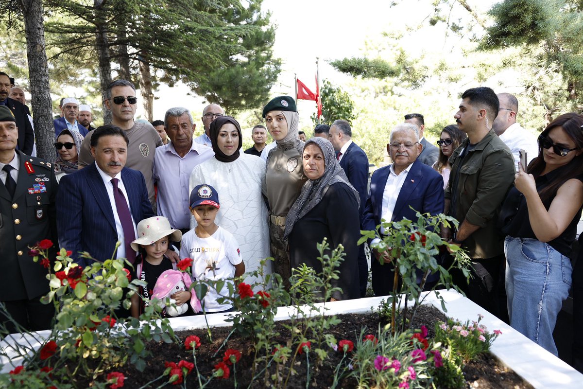 baskanmemduhbyk's tweet photo. 15 Temmuz hain darbe girişiminde şehadete ererek cennetle müjdelenen Cennet Yiğit evladımızın kıymetli ailesini ve kabrini ziyaret ettik.

Cennet kızımız, bu vatan uğruna canını feda ederken geride bizlere aziz hatırasını ve sahip çıkmamız gereken emanetlerini bıraktı. Biz de şehidimizi daima rahmet ve minnetle anıyor, kıymetli ailesini hiçbir zaman yalnız bırakmıyoruz.

Bünyan Şehitliği’ni ziyaret ederek burada Şehit Komiser Yardımcısı Cennet Yiğit ile birlikte ebedi istirahatgahlarında yatan kahramanlarımız Muzaffer Can Ersoy, Eyyüp Gergin, Enes Bediz, Murat Morkoç, Ayhan Işık, Özkan Adıgüzel ve Bekir Öztürk ile Kurtuluş Savaşı’nda vatan uğruna can veren aziz ecdadımızı rahmet, minnet ve dualarla yâd ettik.

Bu topraklar, canlarını vatan uğruna feda eden kahramanlarımız sayesinde ilelebet hür kalacaktır. Aziz şehitlerimizin ruhları şad, mekânları cennet olsun.

#İradeBizimZaferBizim 🇹🇷#10Yılında15Temmuz 🇹🇷
