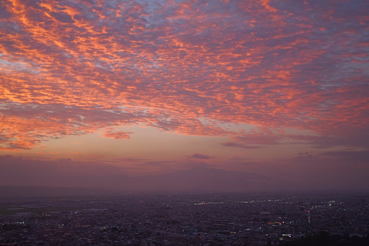 rockonjo's tweet photo. 今日は夕焼けが綺麗になると予測して霞城セントラルへ。
予測的中。壮大なスケールの夕焼けでした。 https://t.co/u84TaAGxnS
