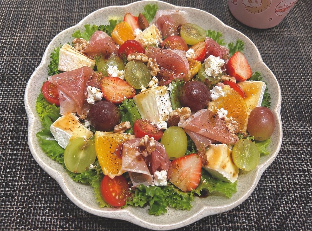 Mamepuuchibi's tweet photo. 夜ご飯はごちそうサラダ🥗
#おうちごはん https://t.co/bn59euWiVQ