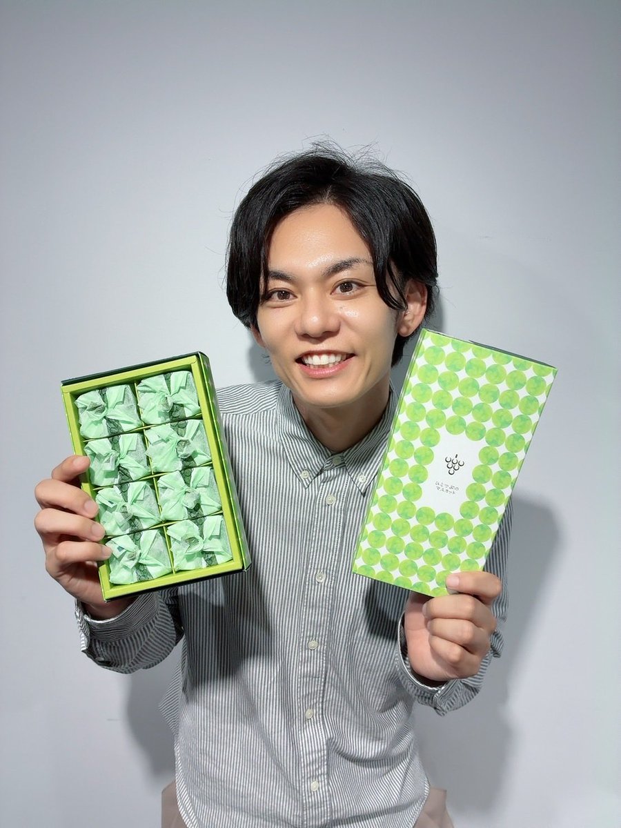 kazukkyyy's tweet photo. ご協賛いただいた共楽堂さんより「ひとつぶのマスカット」頂きました！！
スタッフさんの分まで頂きましてね、お手紙も今回も頂きまして、本当にお世話になっております！！
今後もどうぞ、よろしくお願いします！！
今回も本当に美味しかったです！！
一口で食べないと今回も汁飛びます！
お気をつけて！笑