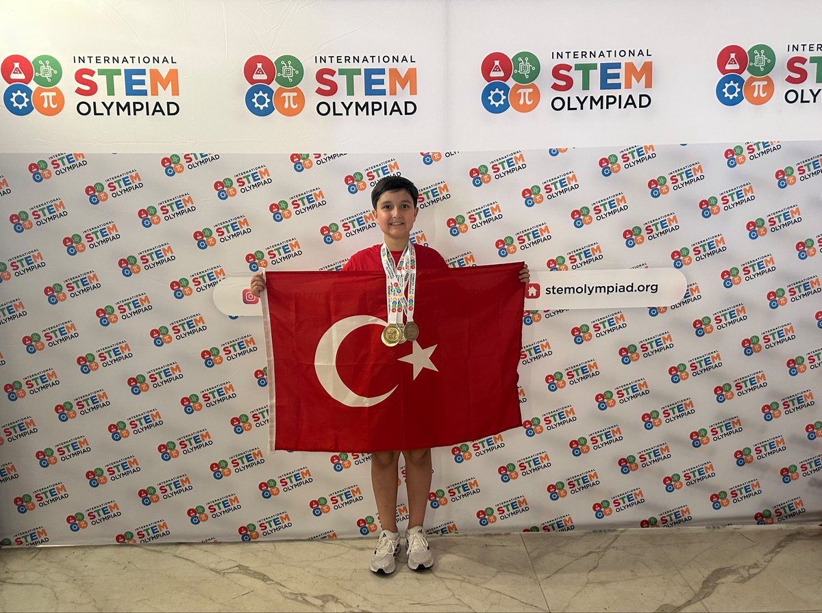 bahcesehir_k12's tweet photo. 🏆 Dünya Birincisi Bahçeşehir Koleji Beylikdüzü Kampüsünden! 🌍🇹🇷

İtalya’nın Roma kentinde düzenlenen International STEM Olympiad Grand Final’de, 58 ülkeden öğrencilerin yarıştığı uluslararası organizasyonda Beylikdüzü Kampüsü 4. sınıf öğrencimiz Kerem Üstev büyük bir başarıya imza attı.

Tamamı İngilizce gerçekleştirilen olimpiyatta öğrencimiz; Bilim kategorisinde Dünya Birincisi, Matematik kategorisinde ise Dünya Üçüncüsü olarak ülkemize ve bizlere büyük bir gurur yaşattı.

Sevgili öğrencimizi yürekten kutluyor, başarılarının artarak devam etmesini diliyoruz. 💙❤️