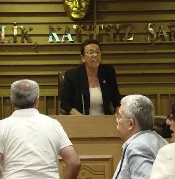 muratozer_ist's tweet photo. FETÖ ÖLMEDİ

Salonda buz gibi hava esiyor. Şehit aileleri şaşkınlık ve öfke içinde. Fakat onun tavrında en küçük bir tedirginlik ya da pişmanlık yok.

Tam bir soğukkanlılıkla kusuyor içindekini: “15 Temmuz şehitlerini anmayacağım”. 
Yetinmedi bununla, Bahçelievler Belediyesi’nin CHP'li Meclis Başkan Vekili Nazife Aktaş.

Kanla yıkanmış caddelerden, gözünü kırpmadan beden elbisesini çıkarıp vatan toprağına savuranlardan tiksinti duyarak partisinin iftirasını sürdürdü: “Tiyatro” dedi.

Tüm bunları sadece iktidar karşıtlığı mı sandınız? Erdoğan düşmanlığının gözlerini kör ettiğini mi düşünüyorsunuz? Ne kadar da temiz yüreklisiniz.

O karanlık gecede mağlup olsaydık eğer, kime vereceklerdi Cumhurbaşkanlığının mührünü?

FETÖ’yü, Pensilvanya’da acılar içinde can veren bir ihtiyar ve yanındaki müflis şebekeden ibaret sananlar bu sorunun cevabını veremezler.

Oysa her şey çok açık.

O gece Milletin demir yumruğu altında ezilenlerin ikinci hamlesiydi “15 Temmuz tiyatrodur” sözleri. Devlete “paralel kurdukları” yapılanma o gece duvara tosladığında, vazgeçmediler kirli niyetlerinden. 

Darbeyle iktidarı ele geçirdikten sonra mührü teslim edecekleri siyasiler eliyle sürdürdüler emellerini.

Devlet kurumlarını itibarsızlaştırmak için var güçleriyle çalıştılar. Türk Ordusu’na alternatif kurdukları “terör ordusu” bozguna uğramıştı. 
Ancak devlete paralel yönetim belediyeler aracılığıyla sürdürülebilirdi. 

Ülkeyi kantonlara ayırmayı hedefleyen bölücülerle kol kola girip yerel yönetimleri ele geçirdiler. Sonra soydular. Talan ettiler.

Devletin istatistik kurumundan, bakanlıklarına kadar her birimine adeta savaş açıp itibarsızlaştırdılar. Alternatif paralel yapılar ihdas edip kendi besledikleri medya aracılığıyla propagandasını yaptılar. 

Milletin devletine olan güvenini sarsmaya çalıştılar.
Şehirleri yerle bir eden deprem felaketini dahi kullanmaktan çekinmediler. “Devlet çöktü” dediler. İzmir Marşıyla kitlelerini efsunlayan bir kumarbazın devletten daha itibarlı olduğunu söylediler. 

Böylece devlete paralel bir “yardım kuruluşu” kurdular. Sonra onu da soydular.

FETÖ, aslına rücu ettiği için güçlenebilen Türk Devleti’ne savaş açan yapıların ortak adıdır. 
Bu yüzden Kafkasya’dan Afrika’ya kadar devlet nerede varlık gösterdiyse FETÖ orada farklı maskelerle karşısına çıkmıştır.

Türk Devleti Karabağ’ın özgürleşmesi için çırpınırken, “Azerbaycan’a cihadçı taşıyorlar” yalanıyla Batılı efendilerine işmar edenler aynı örgütün başka yüzüdür.

İsrail’e “Ortadoğu’nun en demokratik ülkesi” diyerek güzelleme yapanlar ile “Hamas’a terörist damgası vuranlar” aynı şer yuvasının bekçileridirler. 

Mülteci düşmanlığı yaparak ülkede iç savaş çıkarmaya çalışanlar ve böylece Suriye’deki katil Baas rejimin devam etmesi için gayret edenler maskesini her gün değiştiren, ancak şer dolu yüzünü gizleyemeyen aynı örgüttür.

Binlerce militanı derdest edilse ve binlercesi kaçak hayatı yaşamak zorunda kalsa da FETÖ zihniyet olarak “pek çok yapı içinde” yaşamaya devam ediyor.

Onları kimi zaman “KHK’lılar mağdur” masalını dillendiren siyasetçi, kimi zaman “şehitleri anmayı reddeden” meclis üyesi sıfatıyla görebilirsiniz.

Mücadele etmenin tek bir yolu var: Maskelerini indirmek.

Murat Özer, Akşam Gazetesi, 14 Temmuz 2026, Salı.