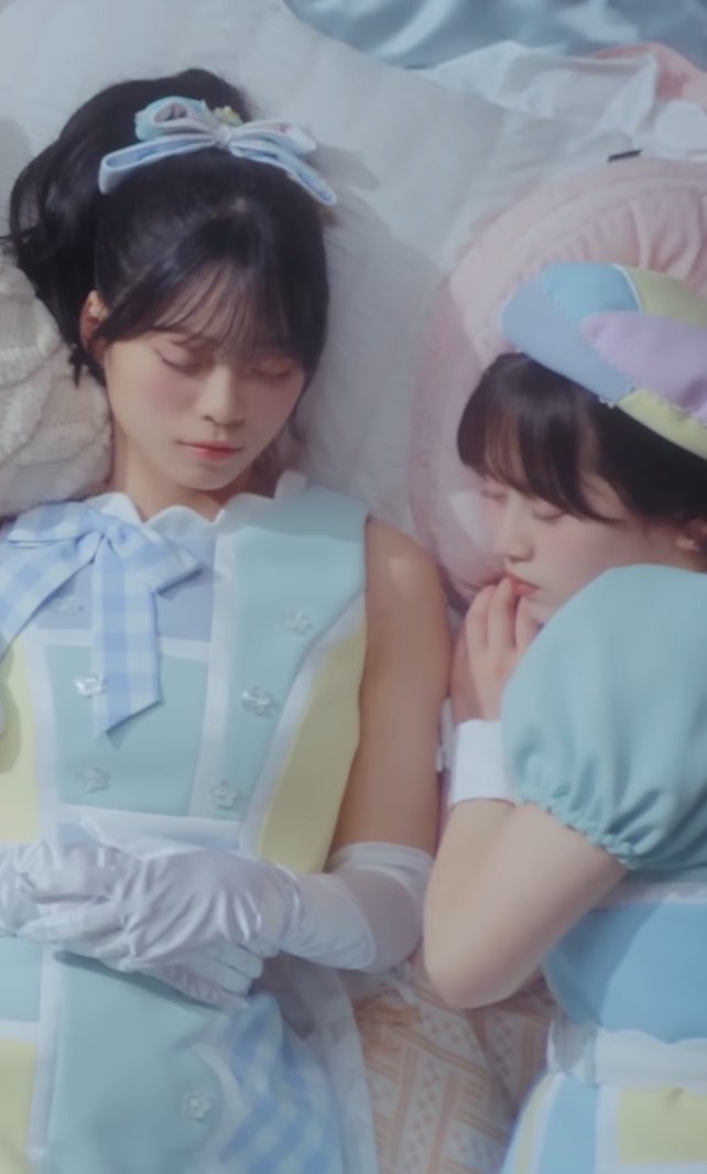 saechan_akb48's tweet photo. おやすみなさえ！こさえ！☁️🩵

時間の都合で今日の歌番組には
出演できなかったけれど、
AKB48が誇る最年少こさきちゃん🥺🍼

MVのこのシーンの撮影の時
本当に眠くなっちゃってたの
かわいくて愛おしすぎた…♡笑 https://t.co/6mis7Rclb4