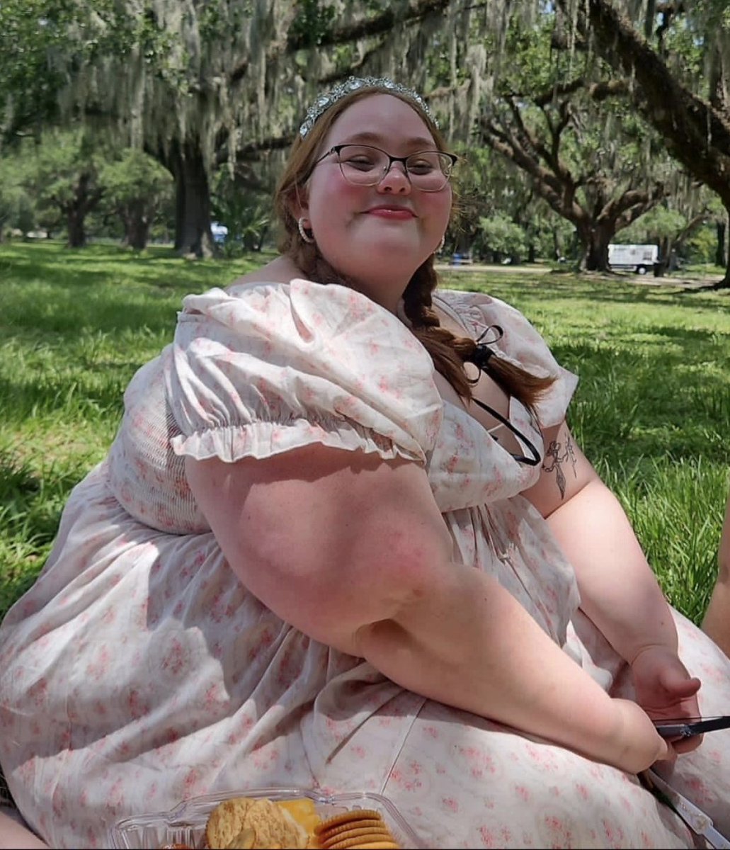bbw00sn's tweet photo. #feedee #feederism #ssbbw #bbw https://t.co/nruPwNtkMX
