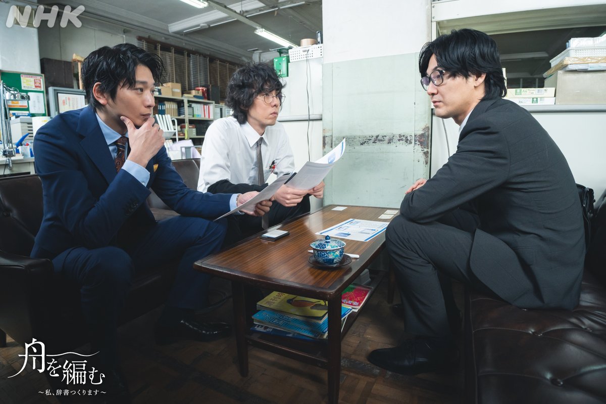 arfebibots's tweet photo. Entah apa yg ada di pikiran crew dorama ini ketika ngasih para galah kayak mereka sofa sependek itu 😭 https://t.co/wMR8j85M6K