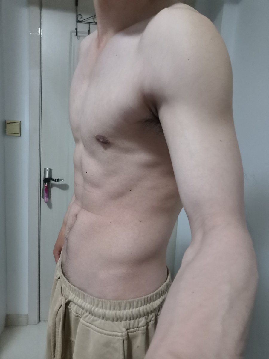 ljzssa's tweet photo. 01年180.140薄肌身材
长相普通人，性格抽象腼腆
目前在职工程师
日常爱好很多，但都是略知一二，健身，钢琴，游泳，历史(明史和春秋)，金融经济，逻辑(喜欢跟表达条理清晰的人交流)，文化(人是文化的产物，每一个人都有自己的文化内核，透过现象看本质即是文化)，信仰(没有信仰的人是痛苦的)#自我简介 https://t.co/LxfmtSrkve