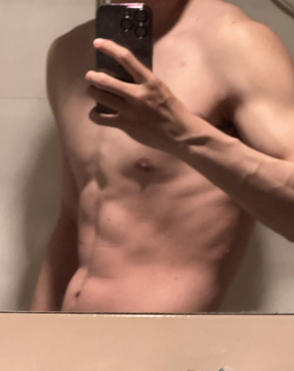 ljzssa's tweet photo. 01年180.140薄肌身材
长相普通人，性格抽象腼腆
目前在职工程师
日常爱好很多，但都是略知一二，健身，钢琴，游泳，历史(明史和春秋)，金融经济，逻辑(喜欢跟表达条理清晰的人交流)，文化(人是文化的产物，每一个人都有自己的文化内核，透过现象看本质即是文化)，信仰(没有信仰的人是痛苦的)#自我简介 https://t.co/LxfmtSrkve