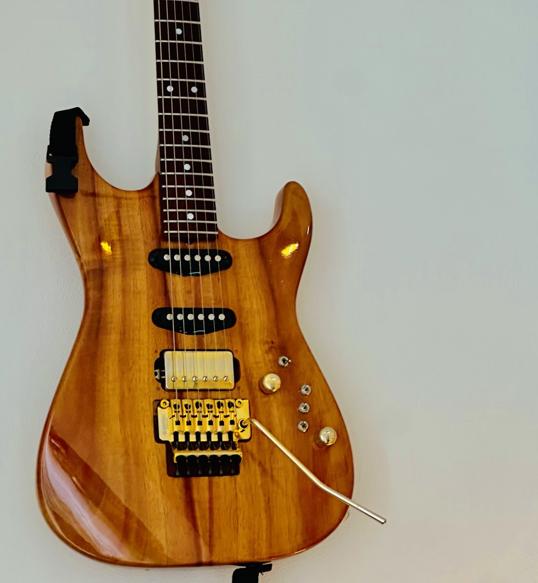 mths32's tweet photo. RECデータ聴いてたら、本当にいいレンジ感のギターサウンドで自分でも嬉しくなっちゃった。

存在感はあるけど邪魔にならない感じ

Tom Anderson、やっぱりいいギターだな

音源のリリース楽しみ🎸🎸 https://t.co/Q08TNUQilO