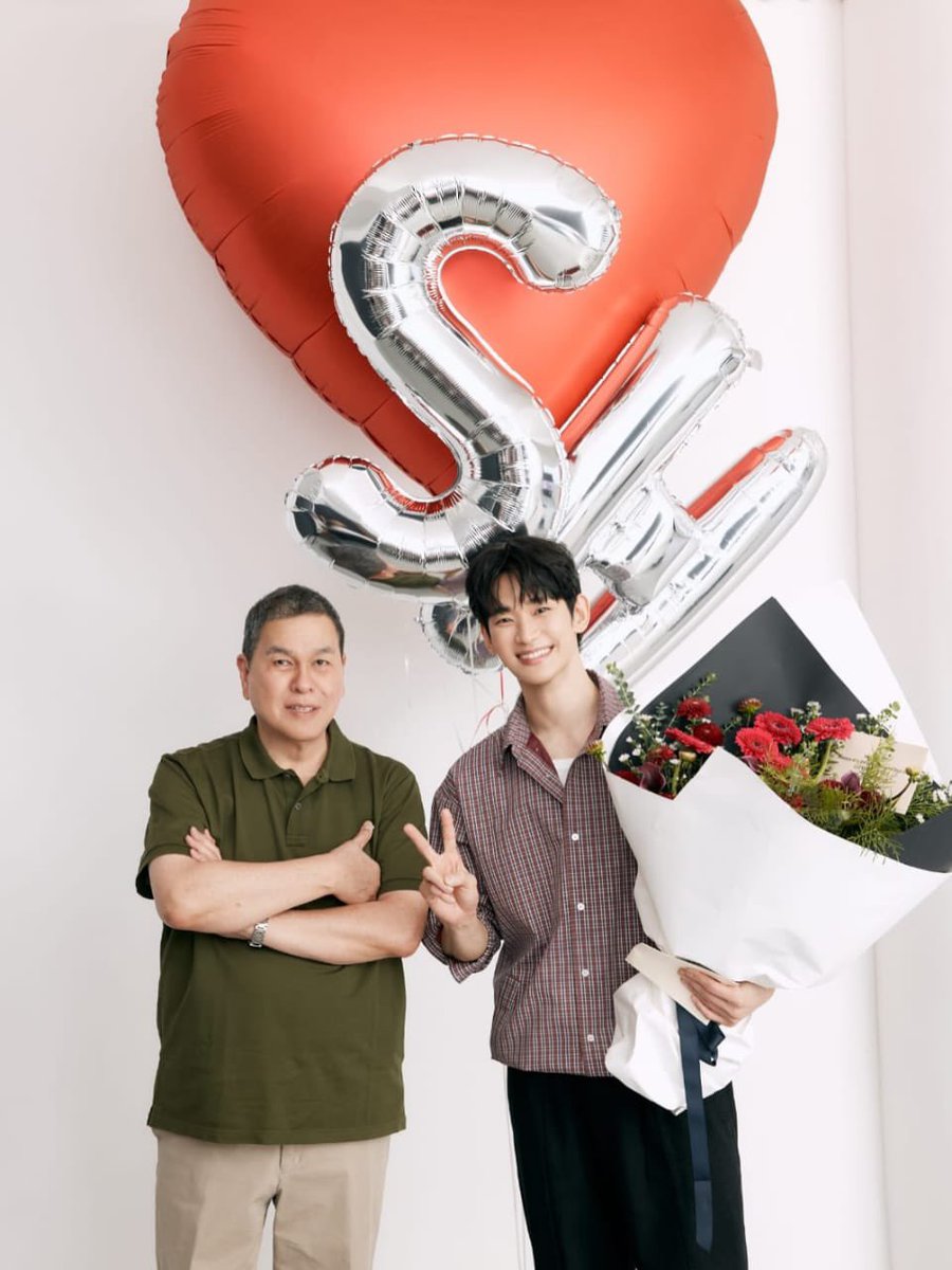 graffychi's tweet photo. [Column] After ‘1 Year and 4 Months of Silence,’ #KimSoohyun Stands Again with #BENCH, the Brand That Believed in Him Until the End

A brand that never withdrew its trust despite the controversy, and Kim Soo-hyun’s long-awaited return—the most powerful moment born from patience. (@benchtm @BCbench )

In an era flooded with falsehoods, the truth has finally emerged, revealing the value of genuine trust.

Actor Kim Soo-hyun has broken his long silence and returned in front of the camera. Standing beside him is BENCH, the brand that never let go of his hand despite the harsh storm of public scrutiny.

On July 14, Kim Soo-hyun resumed official activities by filming a commercial and pictorial for the global lifestyle brand BENCH. After abruptly suspending all activities following last year’s controversy and enduring a long period of hardship, he has finally reappeared before the public.

This shoot carries a significance far beyond that of an ordinary celebrity comeback or advertising schedule. For more than a year, instead of terminating its contract, BENCH quietly chose to preserve its trust in the actor and patiently waited.

A relentless campaign of accusations—and the judiciary’s firm conclusion

In the advertising industry, image is everything. Regardless of whether allegations are true, companies typically cancel contracts or replace models as soon as controversy arises to minimize risk. The sensational narrative built around Kim Soo-hyun only tightened the pressure on him.

However, an exhaustive investigation by the judicial authorities ultimately uncovered the objective truth of the case.

https://t.co/oSprSYvHGW