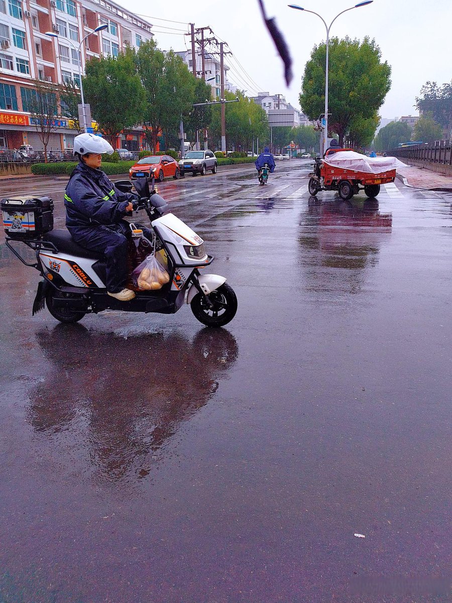 ahdahddnd's tweet photo. Walked home with a flat tire in the rain, and a stranger pulled over to help without being asked. Small act that turned a tough day around. https://t.co/PuaPYfoBbA