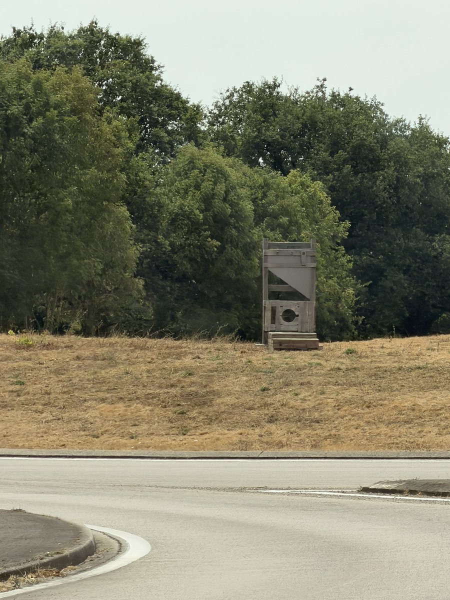 laodenys's tweet photo. Y’a une guillotine sur le rond point à l’entrée de @larochesuryonfr c’est normal ? 😅
@OuestFrance85 https://t.co/OzknFwtT4m