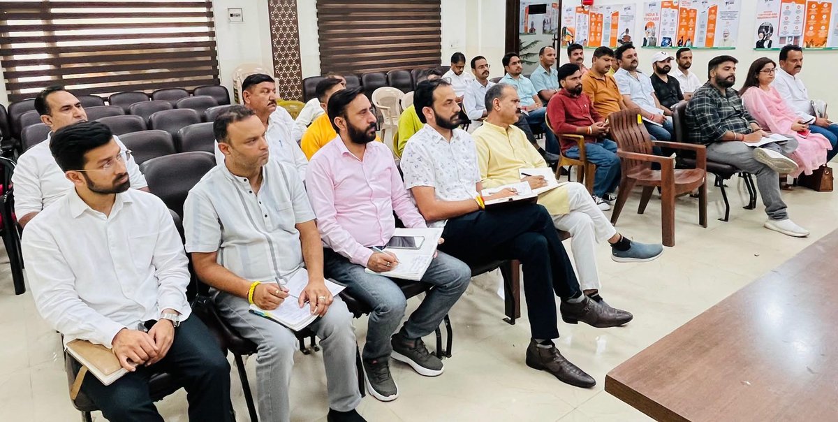 BJP4JnK's tweet photo. भाजपा जम्मू कश्मीर संगठन महामंत्री श्री @AshokKoul59 ने भाजपा मुख्यालय, जम्मू में डिजिटल लर्निंग कार्यक्रम की प्रदेश टीम एवं विधानसभा संयोजकों की बैठक की अध्यक्षता की।

बैठक में भाजपा के डिजिटल लर्निंग प्लेटफ़ॉर्म को शक्ति केंद्र एवं बूथ स्तर तक प्रभावी रूप से पहुँचाने, अधिक से अधिक कार्यकर्ताओं को इससे जोड़ने तथा कार्यक्रम को और अधिक सशक्त एवं परिणामोन्मुख बनाने की रणनीति पर विस्तृत चर्चा की गई।

इस अवसर पर जम्मू-कश्मीर भाजपा के सचिव एवं डिजिटल लर्निंग कार्यक्रम के प्रभारी पवन शर्मा भी उपस्थित रहे।